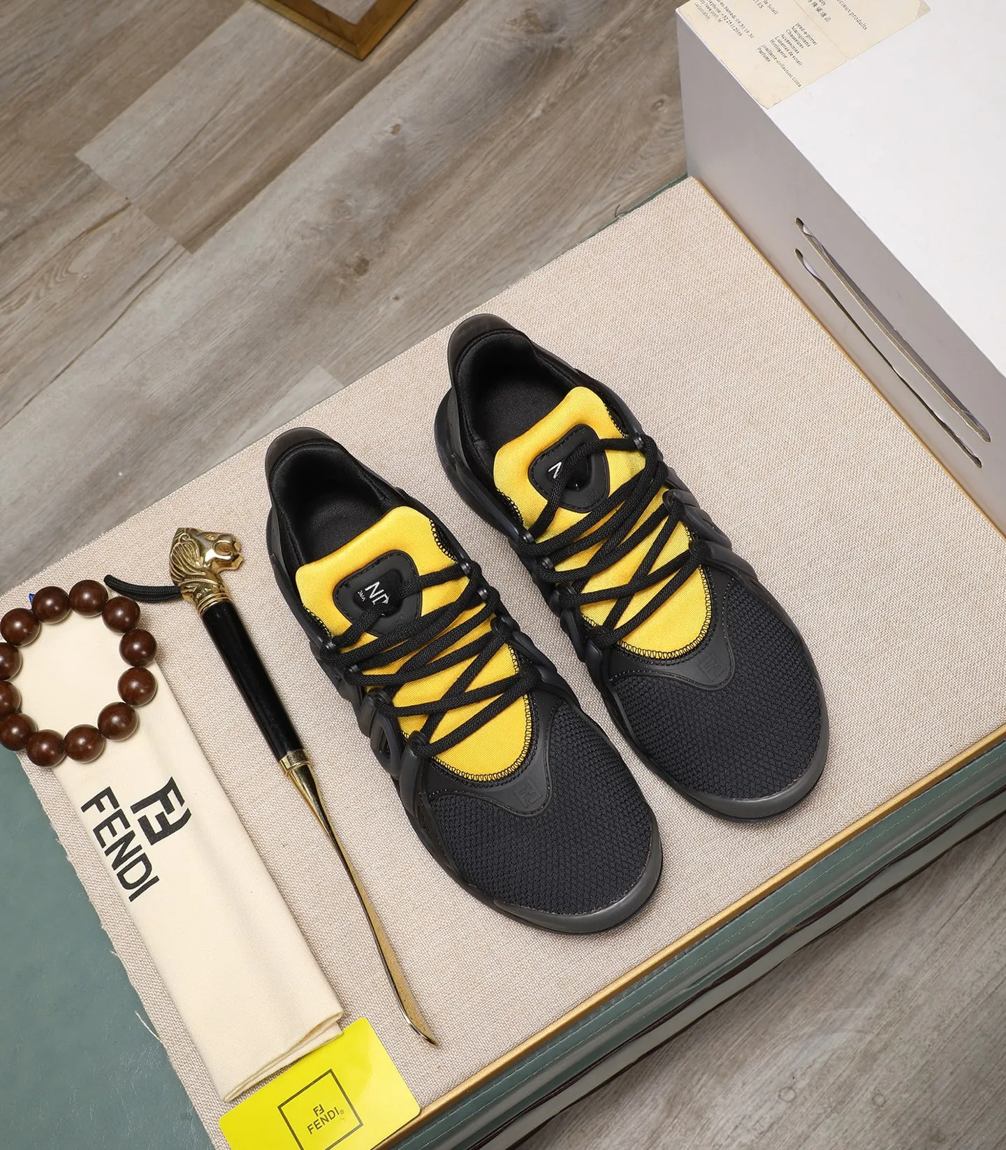 Men's Men's Shoes 💰800 Fendi Fendi's latest Tag series of men's casual mesh sports running shoes, originally purchased and developed, this Tag sneaker is a one-leg sneaker, made of black high-tech mesh material with gray neoprene details. Oversized FENDI lettering on the side and translucent rubber details. Light and flexible rubber running shoe soles, beautifully packaged at the delivery counter, customized breathable lining, original molded foam rubber outsole, sole thickness: 3.5CM! Size: 40-44 (customized at 39.45.46)